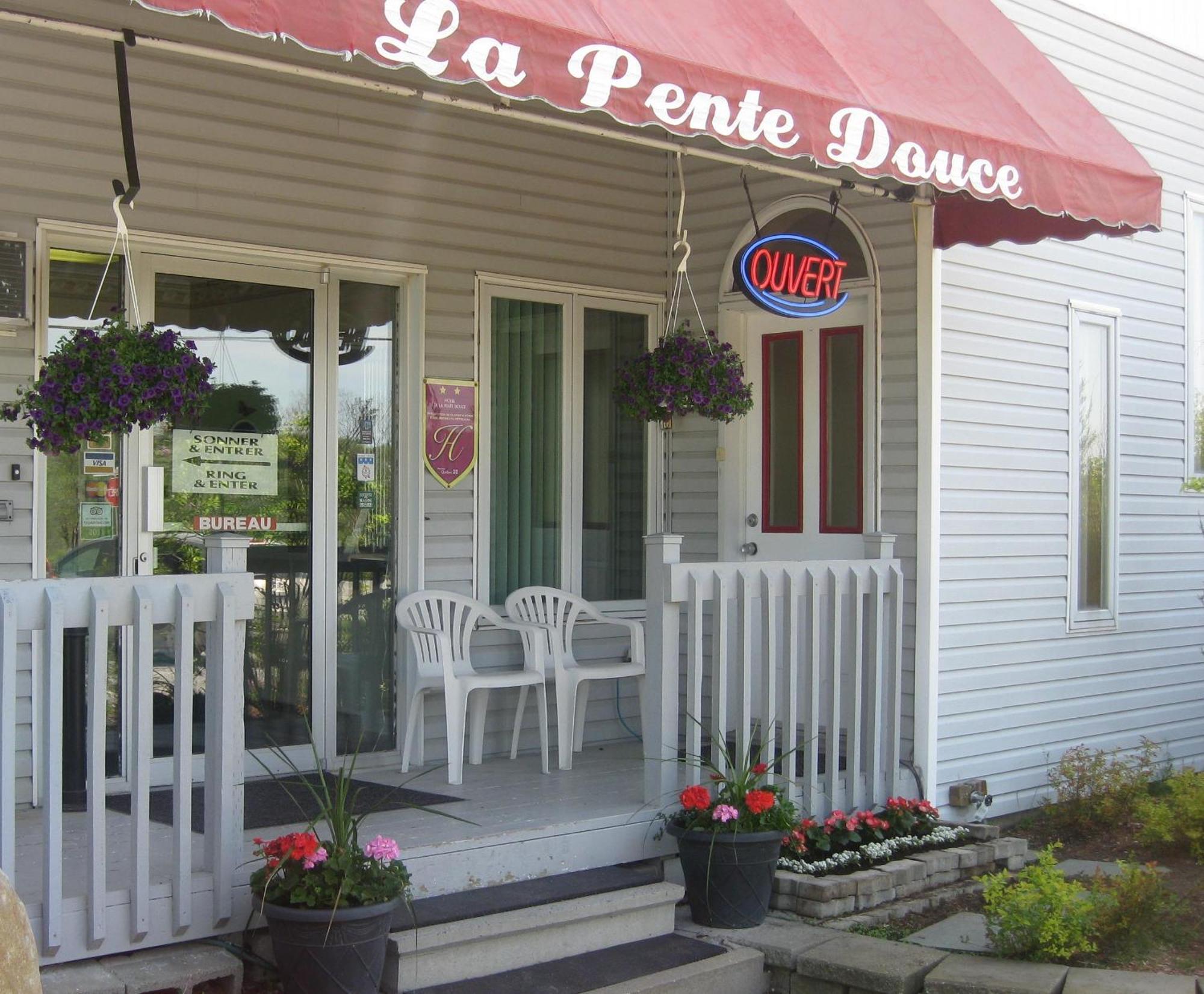 Motel De La Pente Douce Magog Eksteriør billede
